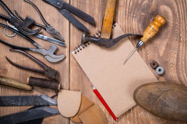 Dizi araçları, defter, kalem kunduracı ahşap zemin için.