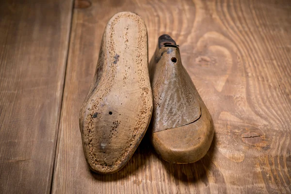 Zapato Dura sobre el fondo marrón de madera. Estilo retro —  Fotos de Stock