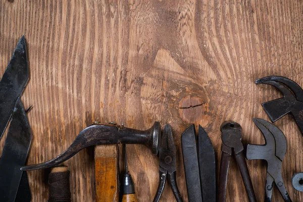 Sada nástrojů pro ševce na dřevěné pozadí. Kopírovat prostor. — Stock fotografie