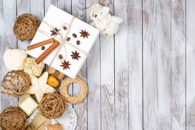 Noel dekorasyon ve hediye kutusu ahşap arka plan üzerinde. Kış tatil kavramı. Metin için yer.