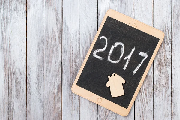 Il tablet su sfondo in legno.2017 felice anno nuovo concetto. Spazio per testo . — Foto Stock