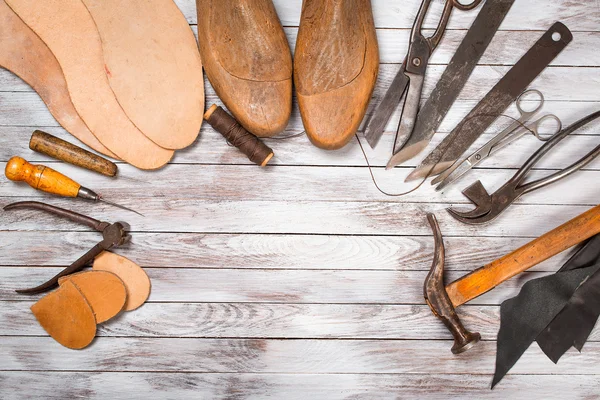 Набір інструментів для взуття на білому дерев'яному тлі. Копіювати простір . — стокове фото