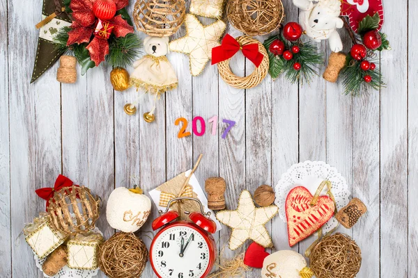 Noel dekorasyon ahşap arka plan üzerinde. Kış tatil kavramı. 2017 renkli numaraları.