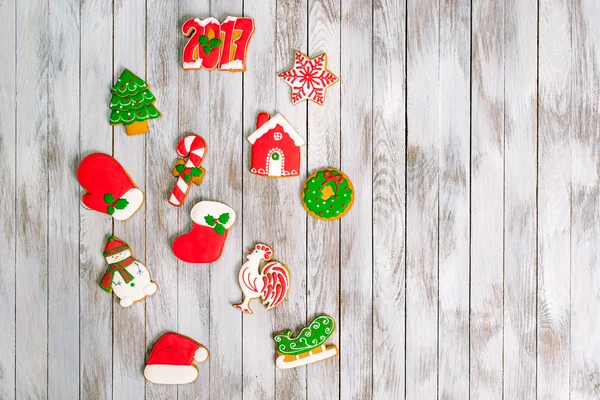 Perníčky, vánoční barevné, na bílém pozadí dřevěná. — Stock fotografie