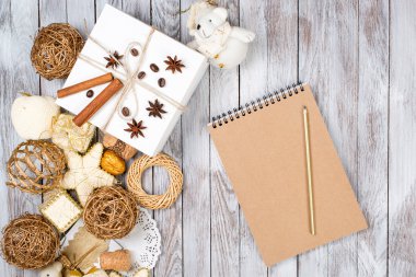 Noel dekorasyonu, kartı ve kalem ahşap arka plan üzerinde. Kış tatil kavramı. Metin için yer.