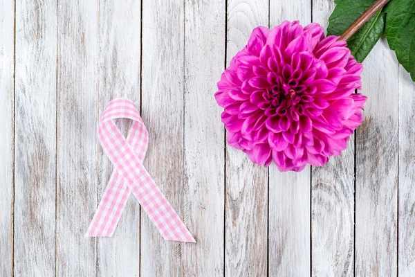 Růžový prsu rakovina pásu a růžová květina na dřevěné pozadí. — Stock fotografie