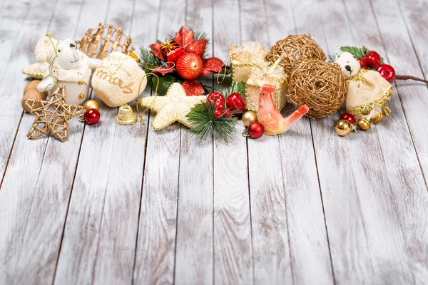 Vánoční dekorace v dřevěné pozadí. Zimní svátky koncept. Nový rok kohouta. — Stock fotografie