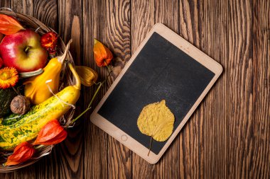 Sonbahar arka plan ve ahşap kurullarında tablet. Senin metin için yer. Görünümün üst.