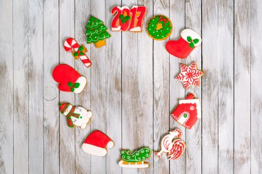 Noel renkli gingerbread çerezleri üzerinde beyaz tahta adam