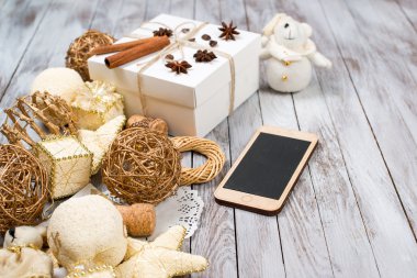 Noel dekorasyon ve hediye kutusu ahşap arka plan üzerinde. Kış tatil kavramı. Metin için yer.