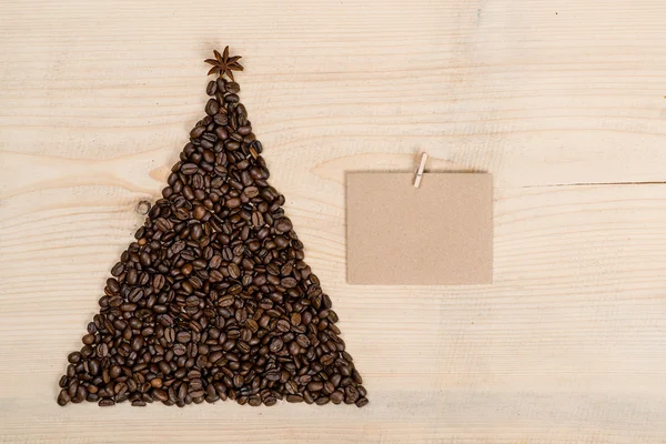 Weihnachtsbaum aus Kaffeebohnen und Papierkarton auf Holz — Stockfoto