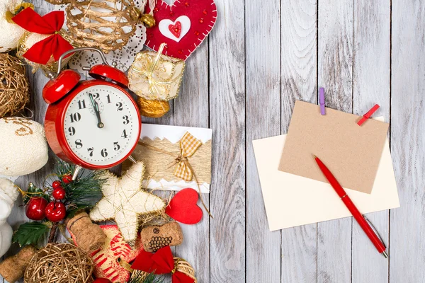 Decoração de Natal, cartão e caneta sobre fundo de madeira. Conceito de férias de inverno. Espaço para texto . — Fotografia de Stock