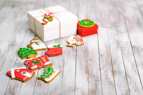 Weihnachtsgeschenkschachtel mit Lebkuchen auf weißem Holzboden — Stockfoto