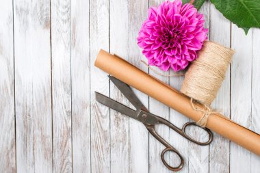 Hediye kutusu ve pembe krizantem çiçeği ahşap arka plan üzerinde el işi. Doğal tarzı tasarım kavramı.