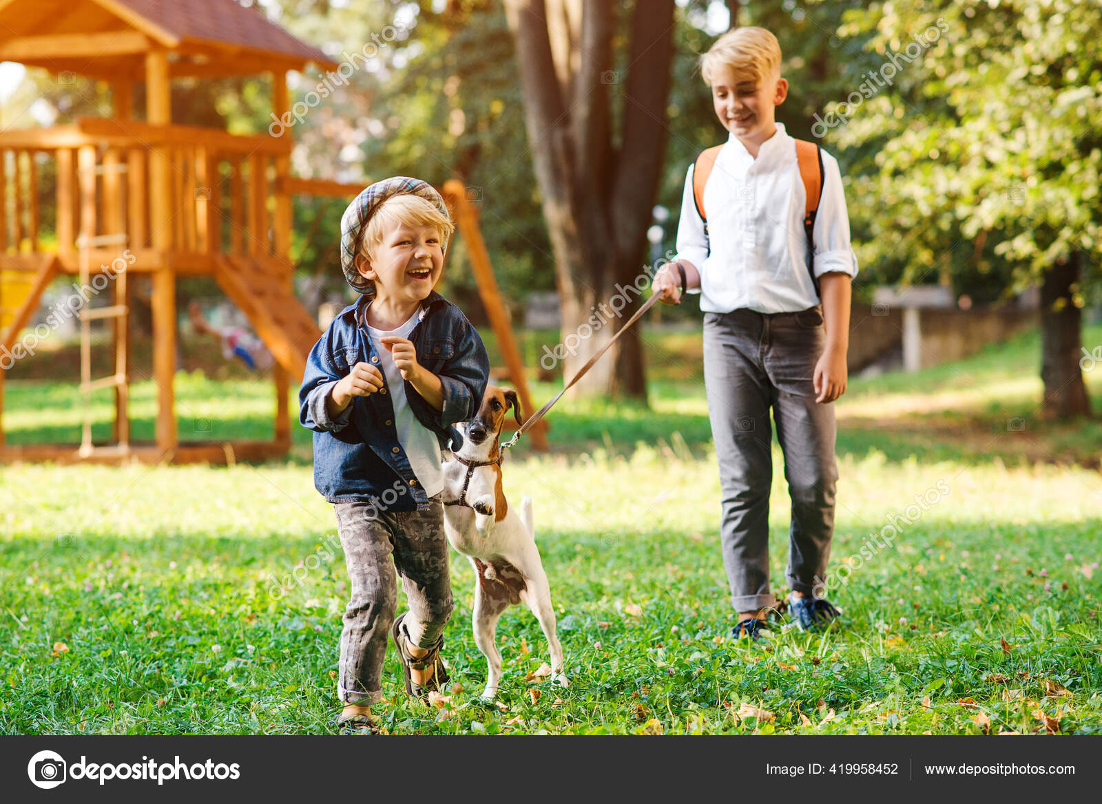 公園で犬と遊んでいる幸せな子供たち 子犬のジャック ラッセル テリアと子供たちは屋外で 動物やライフスタイル ストック写真 C Volurol
