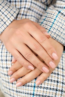 Çivilerin düzeltilmesi gerek. Çivilerin umurunda. Düzeltme jeli cilası zamanı. Kadın eli ve aşırı büyümüş jel tırnaklar, yaklaşın. El bakımı konsepti. Karantina sırasında kadın elleri.