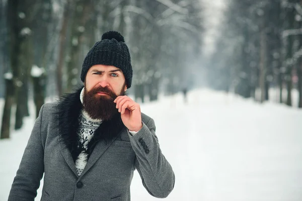 Przystojny Brodaty Mężczyzna Stojący Zimą Zewnątrz Pewny Siebie Brutalny Facet — Zdjęcie stockowe