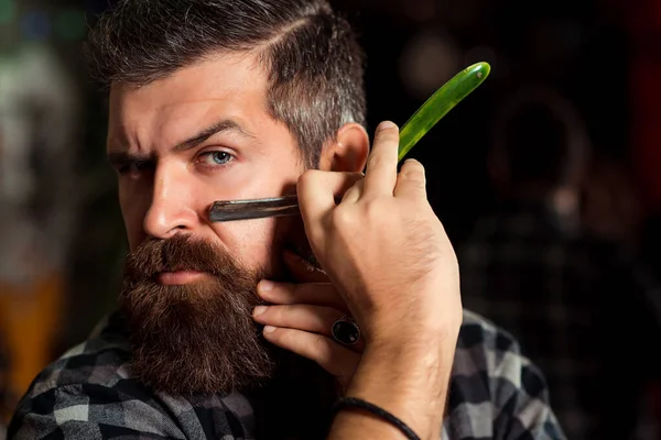 Peluquero Con Navaja Afeitar Tipo Brutal Sosteniendo Herramientas Profesionales Barbería —  Fotos de Stock