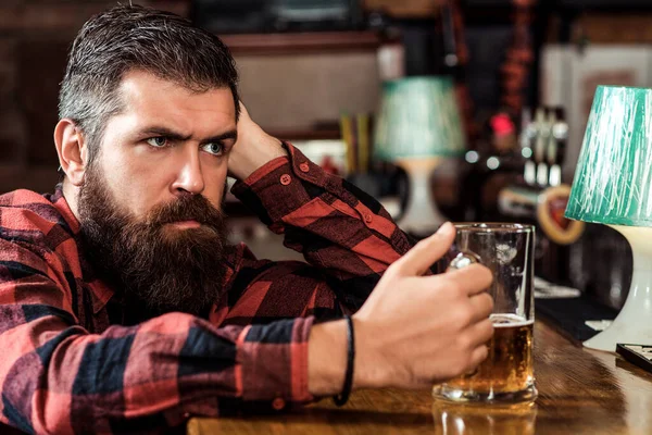 Triste Homme Buvant Bière Pub Homme Barbu Comptoir Bar Alcoolisme — Photo