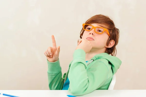 Junge Denkt Nach Und Macht Hausaufgaben Kleiner Junge Studiert Und — Stockfoto