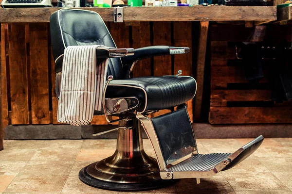 Como foi criada a primeira Cadeira de Barbeiro - Men's Barbershop