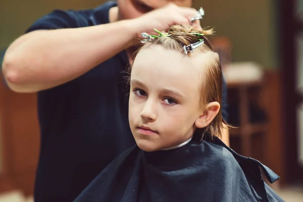 Lindo Niño Recibiendo Corte Pelo Por Peluquería Barbería Peluquero Haciendo —  Fotos de Stock