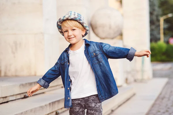 Aranyos Gyerek Sétál Városban Nyári Kaland Gyerekálmok Szórakozás Boldog Gyermekkori — Stock Fotó