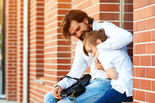 Šťastný Otec Syn Spolu Chodí Ulici Táta Objímá Své Dítě — Stock fotografie
