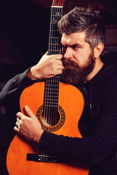 Guitarrista Barbudo Sosteniendo Una Guitarra Acústica Guapo Barbudo Tocando Guitarra — Foto de Stock