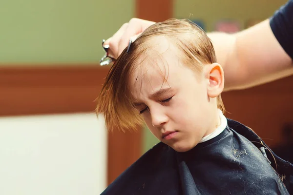 Lindo Niño Recibiendo Corte Pelo Por Peluquería Barbería Peluquero Haciendo —  Fotos de Stock