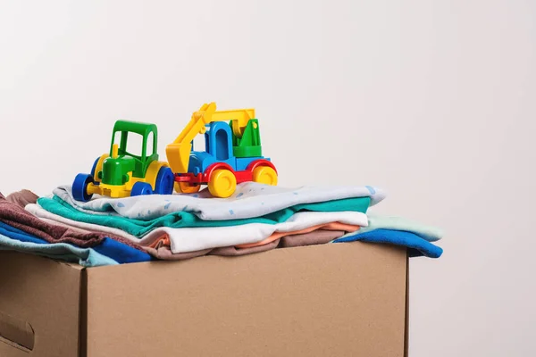 Çocuk Eşyaları Oyuncaklarla Dolu Bir Bağış Kutusu Bağış Kutusu Bağışlanacak — Stok fotoğraf