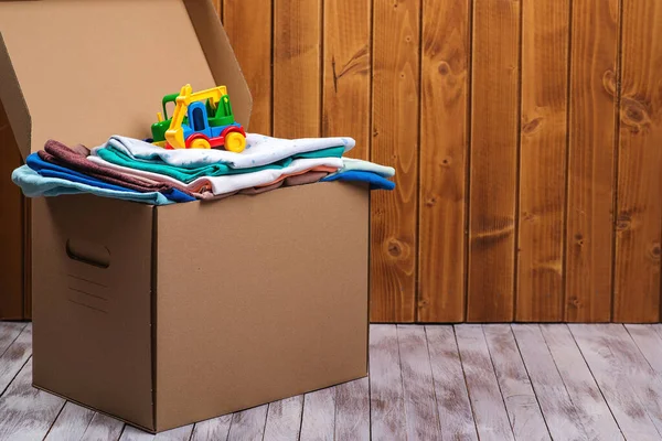 Çocuk Eşyaları Oyuncaklarla Dolu Bir Bağış Kutusu Bağış Kutusu Bağışlanacak — Stok fotoğraf