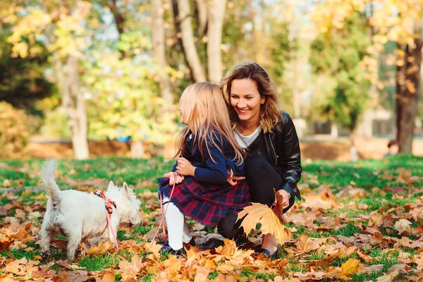 Mãe Filha Feliz Andando Com Seu Cão Parque Outono Hora — Fotografia de Stock