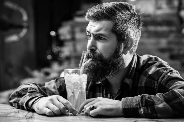 Homme Barbu Boit Cocktail Beau Coiffeur Reposant Pub Pensée Hipster — Photo