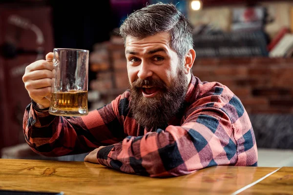 Hombre Barbudo Bebiendo Cerveza Tipo Guapo Sentado Mostrador Del Bar — Foto de Stock