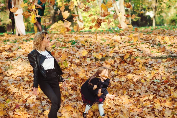 Mãe Filha Felizes Andando Parque Outono Hora Outono Fim Semana — Fotografia de Stock