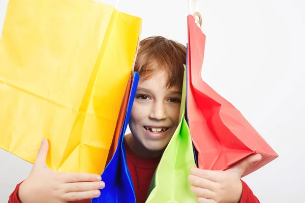 Szczęśliwy Chłopiec Trzymający Torby Zakupy Mały Sklepikarz Stojący Białym Tle — Zdjęcie stockowe
