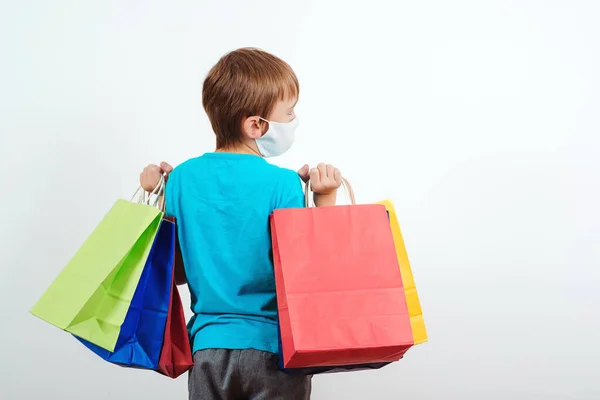 Ragazzo Maschera Protettiva Che Tiene Borse Della Spesa Giovane Shopaholic — Foto Stock