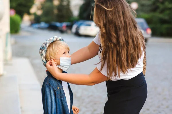 Ibu Memakai Masker Medis Untuk Anak Kecil Luar Rumah Coronavirus — Stok Foto