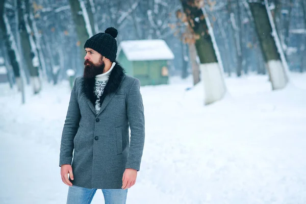 Hombre Barbudo Aire Libre Invierno Joven Con Ropa Invierno Calle — Foto de Stock