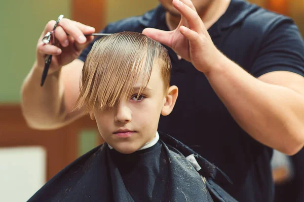 Barbeiro Faz Penteado Bonito Moda Rapaz Uma Barbearia Moderna Novo — Fotografia de Stock