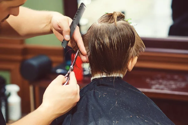 Friseur Mann Macht Modische Hübsche Frisur Für Den Jungen Einem — Stockfoto
