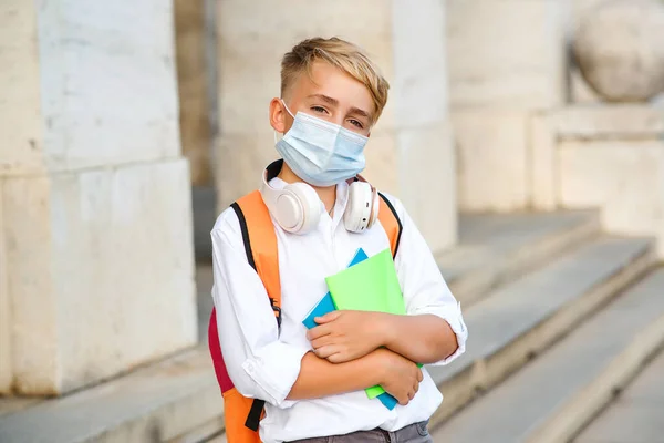 Bildung Während Einer Pandemie Schuljunge Mit Mundschutz Während Des Coronavirus — Stockfoto