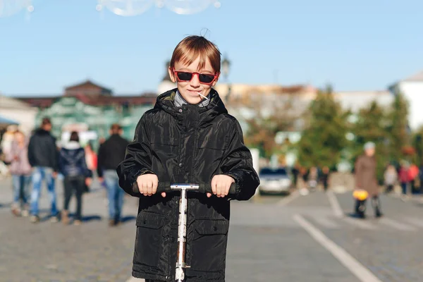Glücklicher Junge Der Mit Seinem Roller Der Stadt Unterwegs Ist — Stockfoto
