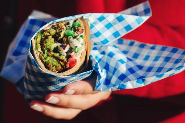 Mãos Mulher Que Mantêm Falafel Verduras Frescas Pão Pita Fecham — Fotografia de Stock