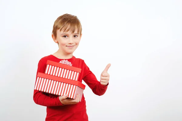 Criança Feliz Segurando Caixas Presente Surpresa Menino Feliz Com Presentes — Fotografia de Stock