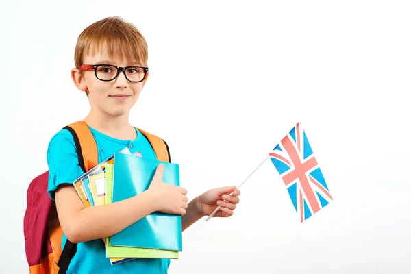 带着背包和书本的可爱男孩举着英国国旗 拿着英国国旗的小学生 学生学习英语 英语语言学校 外语课程和学习 — 图库照片