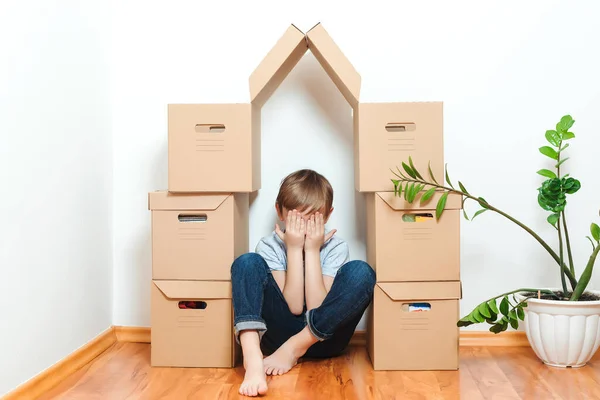 Niño Triste Escondido Casa Haciendo Cajas Hipoteca Gente Vivienda Mudanzas — Foto de Stock