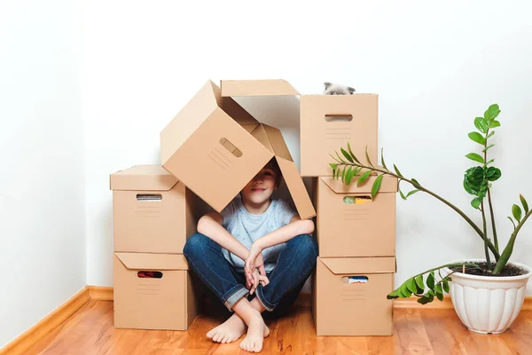 Niño Feliz Divirtiéndose Día Mudanza Una Nueva Casa Vivir Una — Foto de Stock