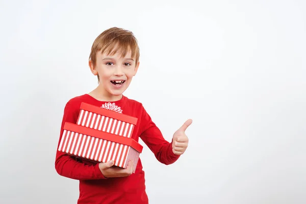 Criança Feliz Segurando Caixas Presente Surpresa Menino Feliz Com Presentes — Fotografia de Stock